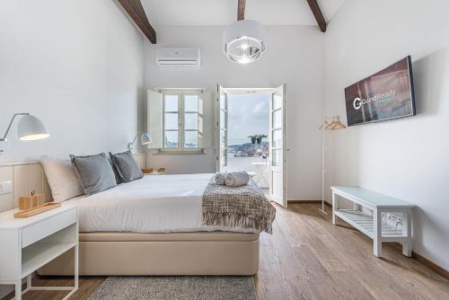 a bedroom with a bed and a desk and a tv at GuestReady - Port Studio 1 in Vila Nova de Gaia