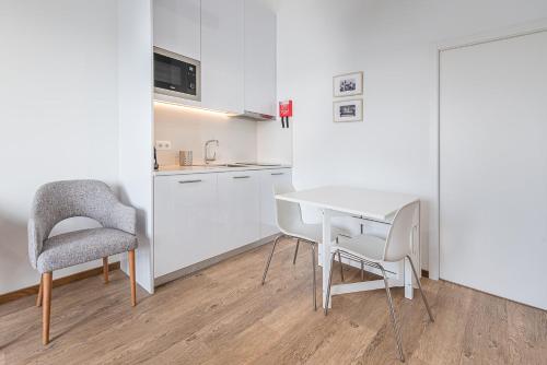 a kitchen with a table and chairs in a room at GuestReady - Port Studio 1 in Vila Nova de Gaia