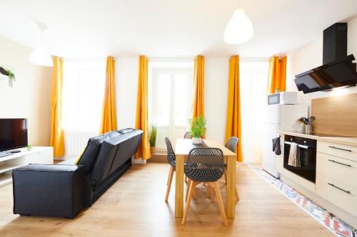 un salon avec une table et un canapé dans l'établissement RB-1D Appartement F2 au 1er étage à Mulhouse de 1 à 2 pers, à Mulhouse