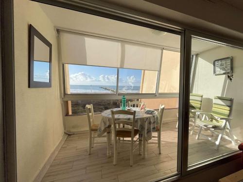 Appartement en bord de mer avec 2 chambres, balcon, parking et lave-vaisselle - FR-1-224C-243