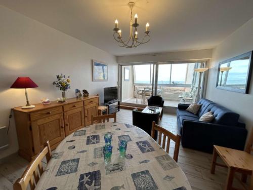 Photo de la galerie de l'établissement Appartement en bord de mer avec 2 chambres, balcon, parking et lave-vaisselle - FR-1-224C-243, à Saint-Jean-de-Monts