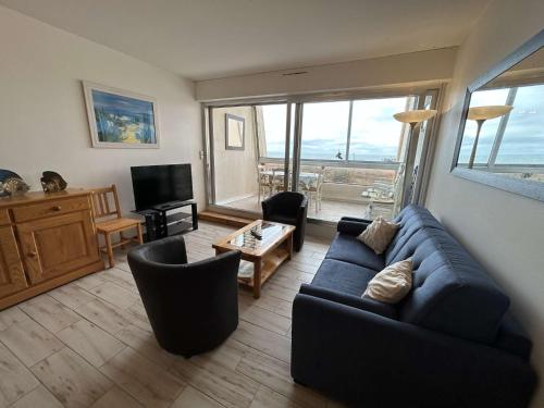 Photo de la galerie de l'établissement Appartement en bord de mer avec 2 chambres, balcon, parking et lave-vaisselle - FR-1-224C-243, à Saint-Jean-de-Monts