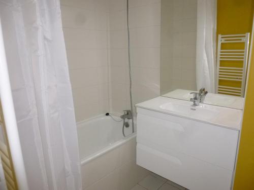 une salle de bain blanche avec un lavabo et une baignoire dans l'établissement Maison refaite à neuf proche plage, 3 pièces, 6 couchages, jardin privé, parking inclus - FR-1-224C-156, à Saint-Jean-de-Monts