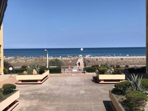 Studio cabine avec loggia, 4 pers, mer à 50m, commerces à 150m, proche Aqualand - FR-1-81-231