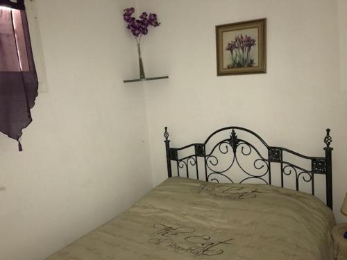 une chambre avec un lit dans une pièce avec un vase de fleurs dans l'établissement Studio cabine avec loggia, 4 pers, mer à 50m, commerces à 150m, proche Aqualand - FR-1-81-231, à Port-Leucate