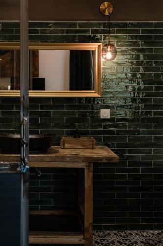 une salle de bain avec un lavabo et un miroir dans l'établissement LE MAS DE LA TERRE - Chambres d'hôtes, à LʼIsle-sur-la-Sorgue