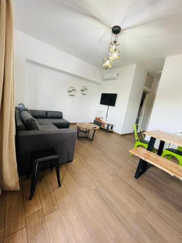 Televisyen dan/atau pusat hiburan di Marios apartments