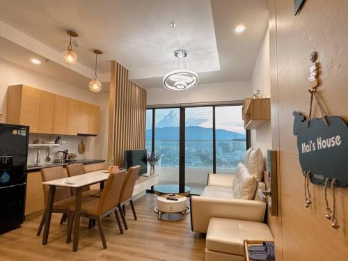 une cuisine et un salon avec une table et des chaises dans l'établissement BBnB Home - Mai's House, à Quy Nhơn