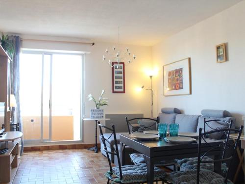 une salle à manger et un salon avec une table et des chaises dans l'établissement Appartement Lumineux à 300m Plage, Balcon et Parking - 3 Couchages - FR-1-229C-22, à Port-la-Nouvelle