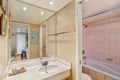 Un baño de Aston at the Maui Banyan