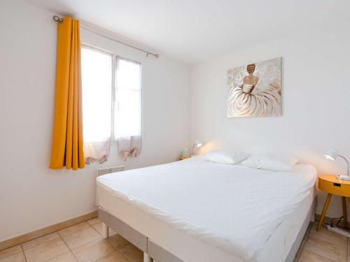 une chambre blanche avec un lit et une fenêtre dans l'établissement Pavillon 3P climatisé, piscine, terrasse, proche plage, 6 pers., Narbonne - FR-1-409-12, à Narbonne