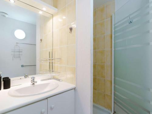 une salle de bain avec un lavabo et une douche dans l'établissement Pavillon 3P climatisé, piscine, terrasse, proche plage, 6 pers., Narbonne - FR-1-409-12, à Narbonne