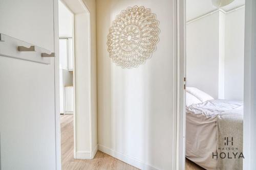 une chambre avec un miroir et un lit dans une pièce dans l'établissement Quartier des Ternes - Le Rêveur - 137MB, à Paris