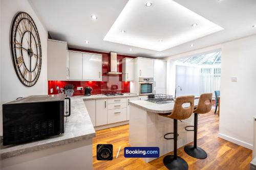 Kuchyň nebo kuchyňský kout v ubytování Cosy 3-Bed House, Garden & Free Parking in Stretford