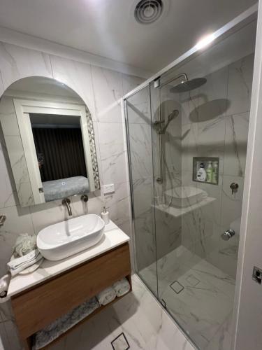 Ένα μπάνιο στο ADELAIDE CENTRAL APARTMENT - 3BR, 2BATH & CARPARK