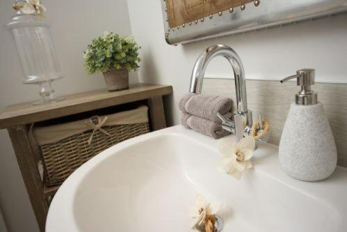 La salle de bains est pourvue d'un lavabo et d'un robinet. dans l'établissement The Shore, à Eyemouth