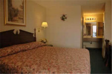 - une chambre avec un lit dans une chambre d'hôtel dans l'établissement Lakeview Inn, à Willmar