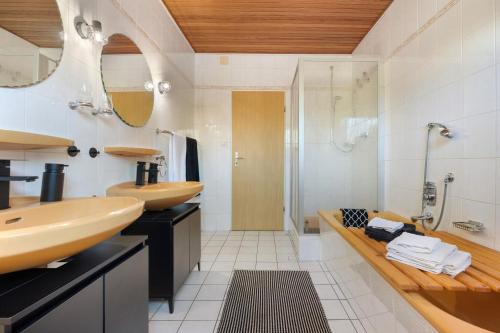 a bathroom with two sinks and a shower at Ferienwohnung-Zentral in Soltau