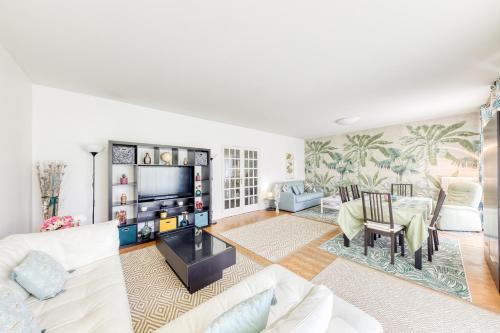 un salon avec un canapé et une télévision dans l'établissement Disponible - 5mn Paris - Gare à Pied - Jardin Terrasse - 6 pers - Centre Ville - Proche tous Commerces et transports - Wifi, à Maisons-Alfort