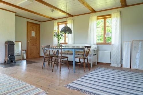 a dining room with a table and chairs at Kackelstugan in Borgholm
