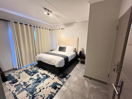Postel nebo postele na pokoji v ubytování 20 Elizabeth Place - Beautiful and spacious self catering 3 bedroom unit next to Kyalami Racetrack with free WiFi - swimming pool, gym and restaurant - Perfect for a big family in Midrand Waterfall