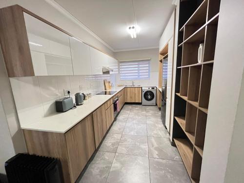 Kuchyň nebo kuchyňský kout v ubytování 20 Elizabeth Place - Beautiful and spacious self catering 3 bedroom unit next to Kyalami Racetrack with free WiFi - swimming pool, gym and restaurant - Perfect for a big family in Midrand Waterfall