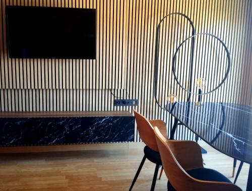 Televízia a/alebo spoločenská miestnosť v ubytovaní Fridda House Rias Baixas Vigo