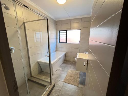Koupelna v ubytování 20 Elizabeth Place - Beautiful and spacious self catering 3 bedroom unit next to Kyalami Racetrack with free WiFi - swimming pool, gym and restaurant - Perfect for a big family in Midrand Waterfall