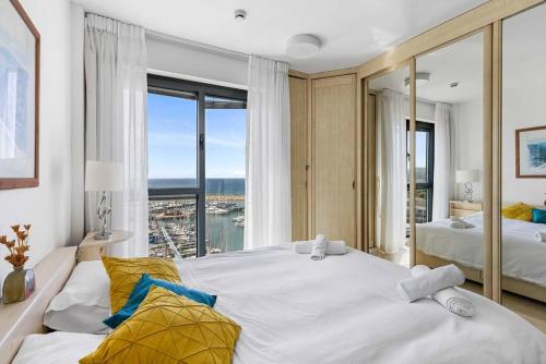 Ένα ή περισσότερα κρεβάτια σε δωμάτιο στο Beach Front Luxury Apartment