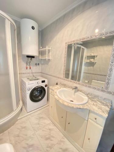 a bathroom with a washing machine and a sink at Casa abuela Rosa en el Centro de Cambados_5P in Cambados