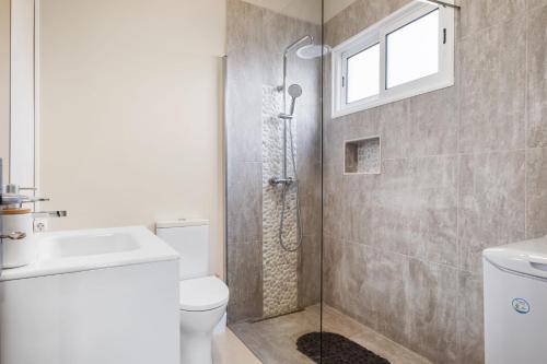 a bathroom with a shower and a toilet and a sink at A ver o mar rooms - Santa Cruz city center in Santa Cruz