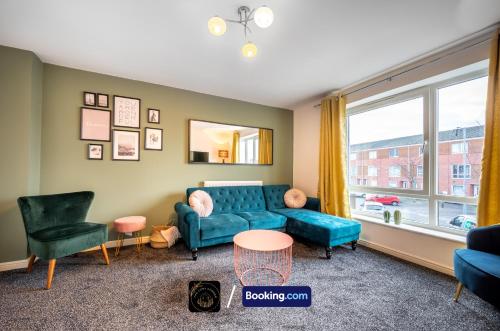 Foto Cosy 4-Bed House l Garden l Free Parking l WiFi l Specious l Hosted by The Cosy Corner Nationwide 1