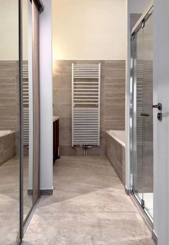 une salle de bain avec une douche, une baignoire et un lavabo dans l'établissement Le Moulin de Beaumanoir, à Compiègne