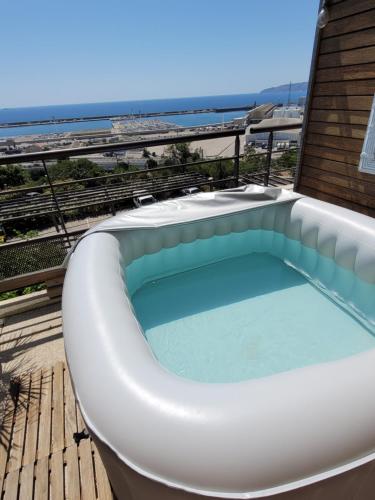 d'une baignoire installée au-dessus d'un balcon. dans l'établissement Marseille autrement Appartement dans résidence calme avec vue sur mer, à Marseille