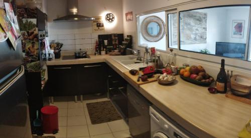 une cuisine avec un comptoir avec un bol de fruits dessus dans l'établissement Marseille autrement Appartement dans résidence calme avec vue sur mer, à Marseille