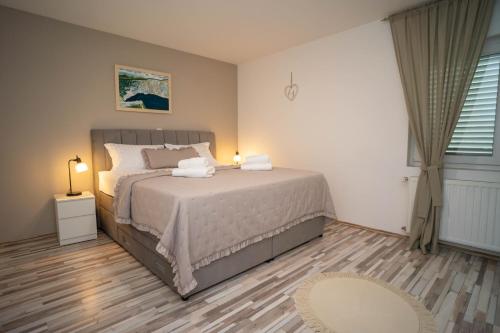 Ένα ή περισσότερα κρεβάτια σε δωμάτιο στο APARTMAN NORA IMOTSKI MAKARSKA