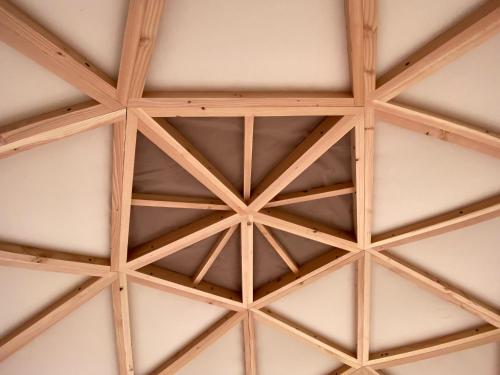 a view of the ceiling of a building at Dôme géodésique - Baie de Somme in Favières