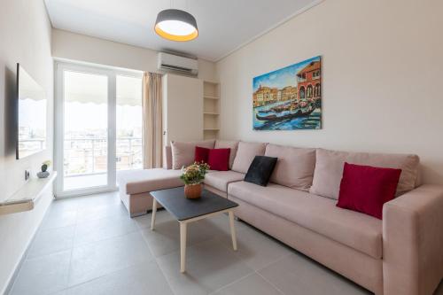 ein Wohnzimmer mit Couch und Tisch in der Unterkunft The View - Ruby, Luxury, Central in Sarandë