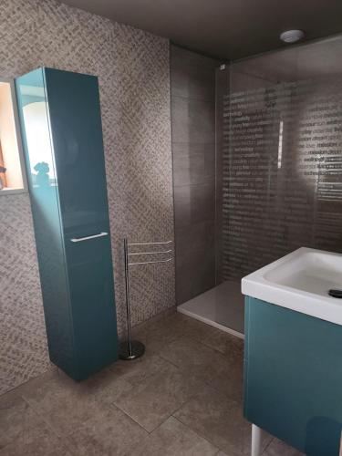 Photo de la galerie de l'établissement AU TEMPS JADIS - Gîte Atypique dans une ancienne Etable Cour privée, à Gosnay