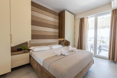 ein Schlafzimmer mit einem Bett mit zwei Handtüchern darauf in der Unterkunft The View - Ruby, Luxury, Central in Sarandë