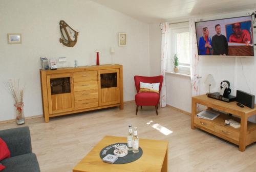 una sala de estar con un sofá y una mesa en Ferienwohnung Im Landhaus, en Stelle-Wittenwurth