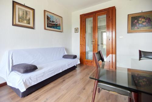 a living room with a bed and a glass table at Villa di paese - Splendida vista lago Maggiore in Oggebbio