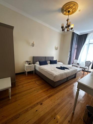 Una cama o camas en una habitación de Tepe Palace Hotel Taksim