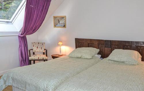 une chambre avec un lit, une chaise et une fenêtre dans l'établissement Le Bois Guillaume, à Domfront-en-Champagne