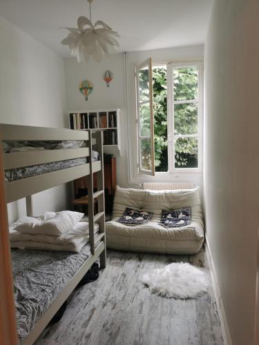 Cette chambre dispose de lits superposés, d'un canapé et d'une fenêtre. dans l'établissement Villa Eche-Pherdea, à Saint-Jean-de-Luz