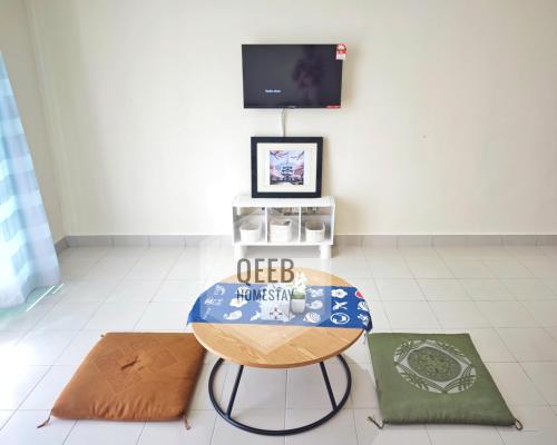 Μια τηλεόραση ή/και κέντρο ψυχαγωγίας στο Qeeb Homestay