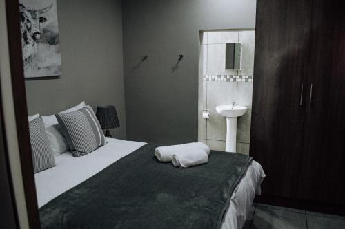 Ένα ή περισσότερα κρεβάτια σε δωμάτιο στο The Only Guestroom