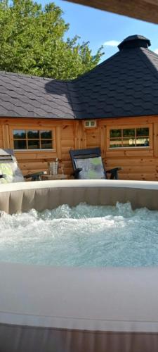 un bain à remous en face d'une maison dans l'établissement Insolite KOTA avec SPA et demi Bt de champagne offerte, à Ruch