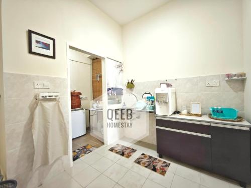 Η κουζίνα ή μικρή κουζίνα στο Qeeb Homestay