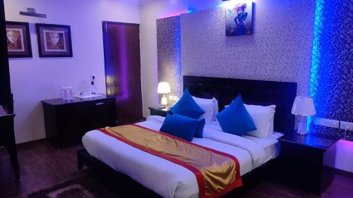 バレーリーにあるHotel Comfort Inn Blのベッドルーム(ブルーライト付きの大型ベッド1台付)